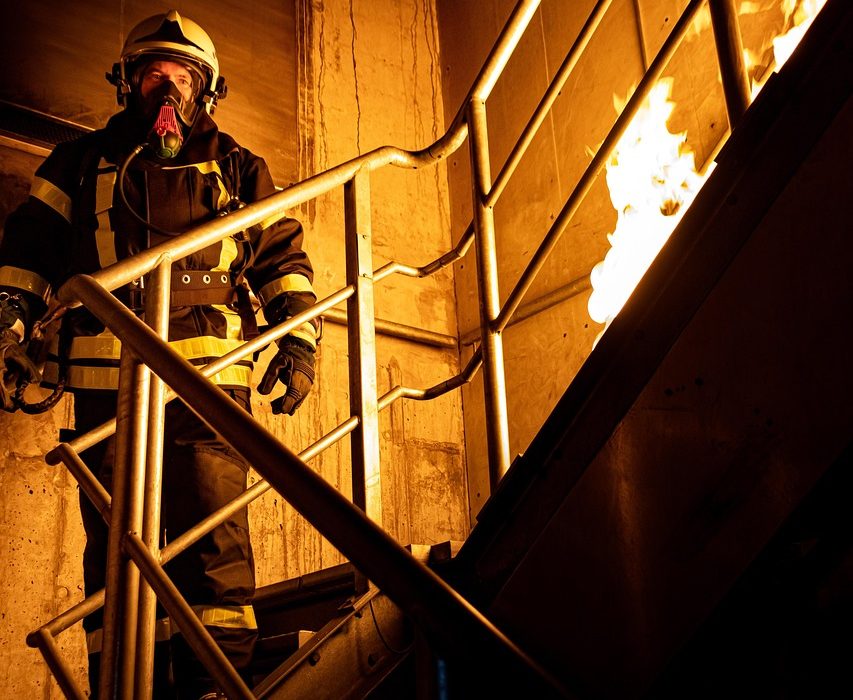 Dinas Damkar Bengkulu Tengah Bantu Kecelakaan Lalu Lintas Di Bukit Kota